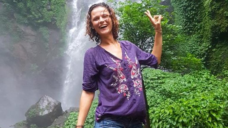 Съдбата й е като "Яж, моли се и обичай", но наобратно