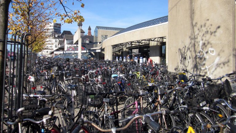 За много от некаращите колела, невъзможността да се ползват тротоарите представлява постоянен повод за раздразнение