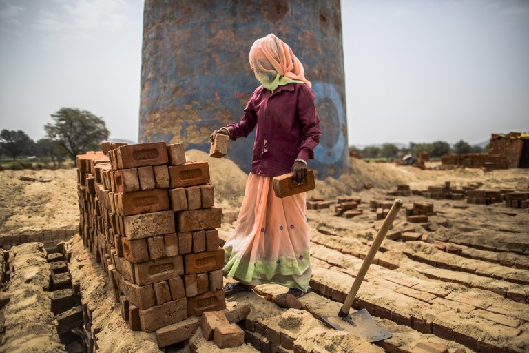 В световен близо 25 милиона души са свързани с принудителен труд, над 15 милиона живеят в принудителни бракове, а близо 5 милиона са жертви на сексуална експлоатация