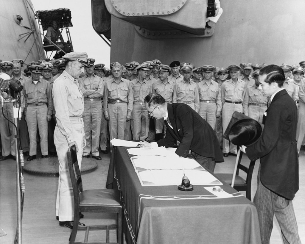 1279px-Mamoru_Shigemitsu_signs_the_Instrument_of_Surrender,_officially_ending_the_Second_World_War