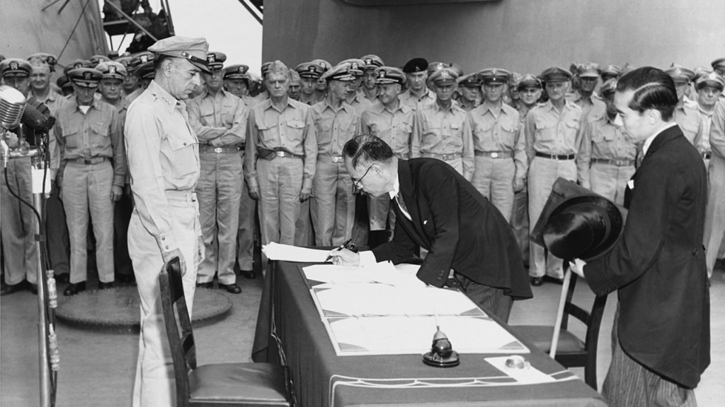 1279px-Mamoru_Shigemitsu_signs_the_Instrument_of_Surrender,_officially_ending_the_Second_World_War