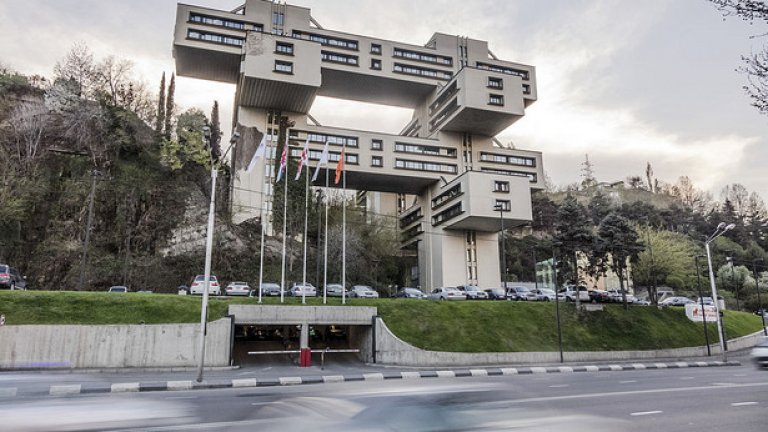 Сградата се намира в грузинската столица Тбилиси, построена през 1975 г. Първоначално там се е помещавало Министерството на магистралите. В момента това е сграда на Bank of Georgia, част от английски банков консорциум. Направен е основен ремонт, но архитектурата си остава.