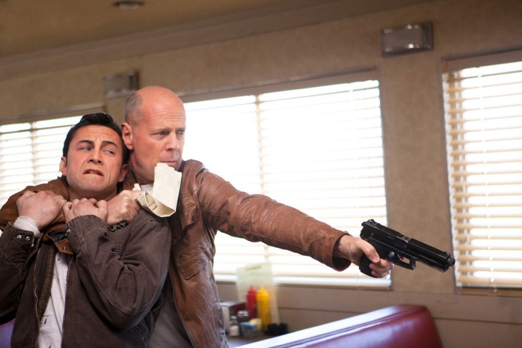 Looper 
Един от най-противоречивите футуристични филми за последните години е именно този. Много хора истински харесват Looper, други не го разбират и не го понасят. Looper експлоатира идеята за пътуването във времето и какво би станало, ако можеш да