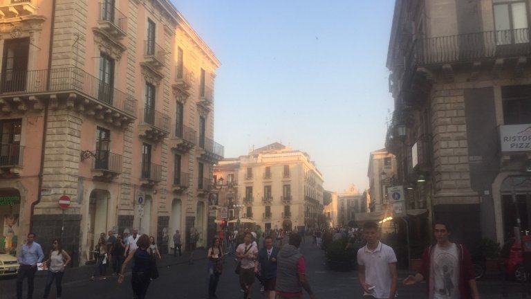 Катания е лесно достъпна с прекия полет от София.