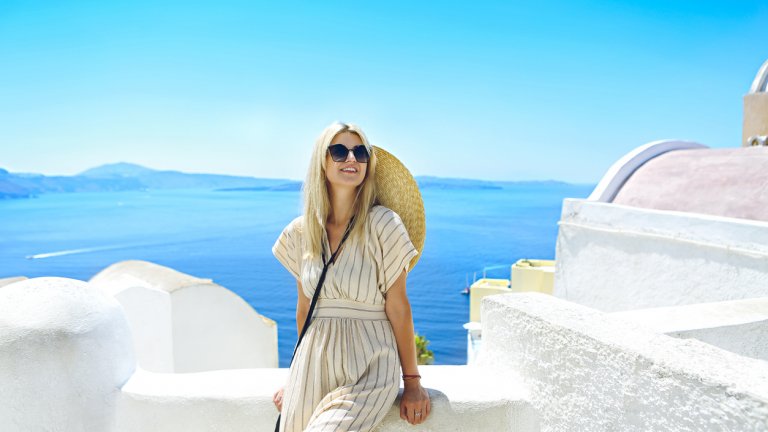Свобода, комфорт и радост от движението
Сигурно не е нужно да се казва, но все пак - в Санторини и южна Гърция през лятото е горещо. Ето защо и стилът на острова изисква през по-топлите месеци от годината да се носят широки облекла от леки материи. Тук влизат гащеризоните с широки крачоли и макси роклите, които се движат свободно и гарантира прохлада в жегите.