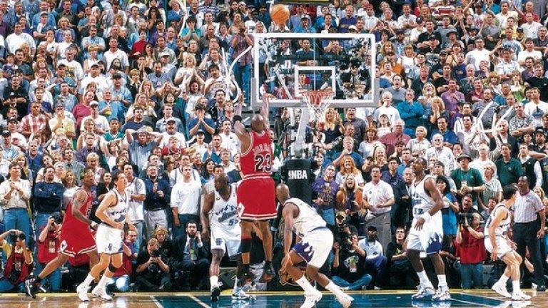 1998 г. Вероятно най-важният и паметен изстрел в кариерата на Майкъл Джордан. Със сирената той праща топката в коша на Юта в мач №6 от финалите и титлата е за Чикаго.