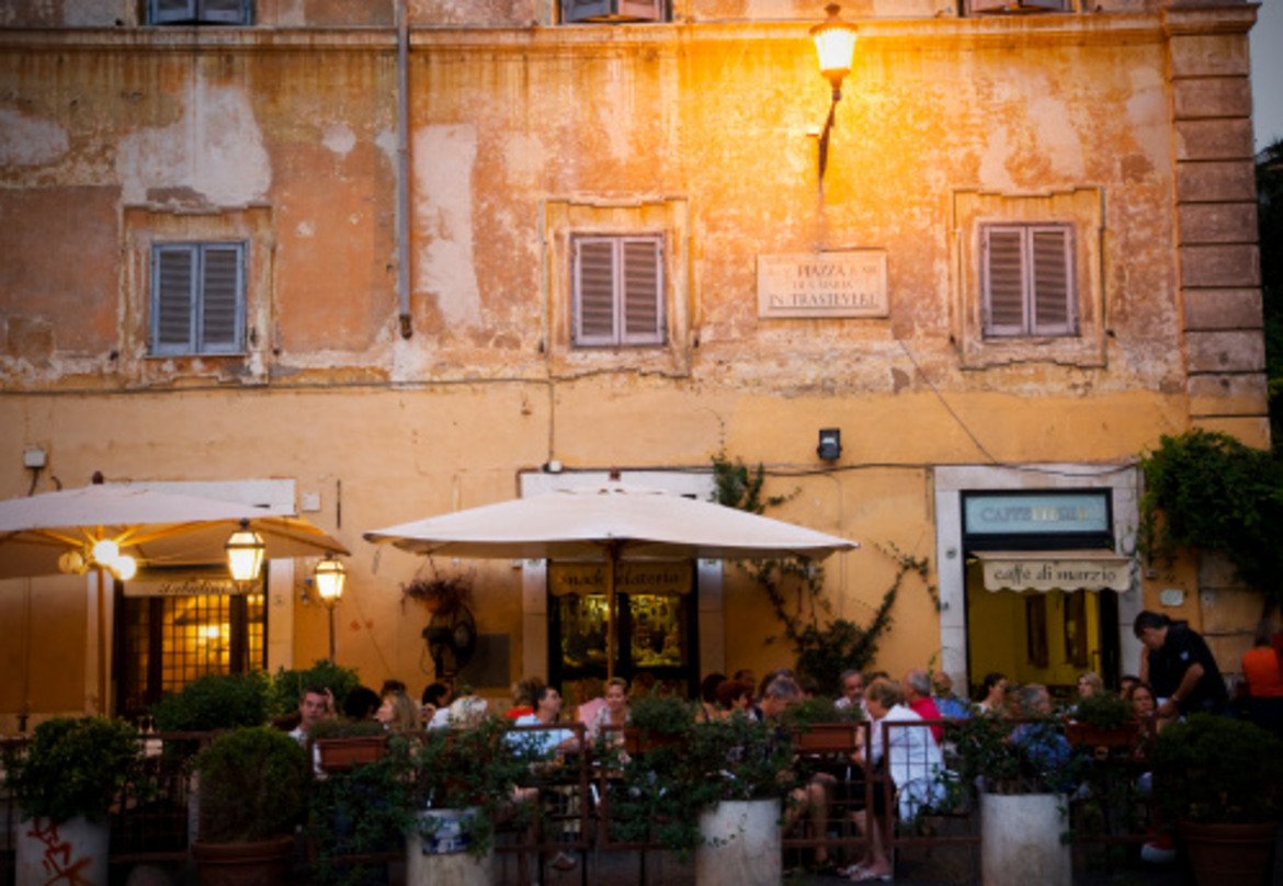 10. Открийте квартал "Траставере" в Рим Когато се уморите да обикаляте из Рим или ви писне от скъпи лошо приготвени яденета около туристическите обекти, идете в Трастевере. Този стар симпатичен квартал е пълен с лъкатушещи улички, мир и спокойствие, евтини места за ядене и шумни групи от младежи нощем.