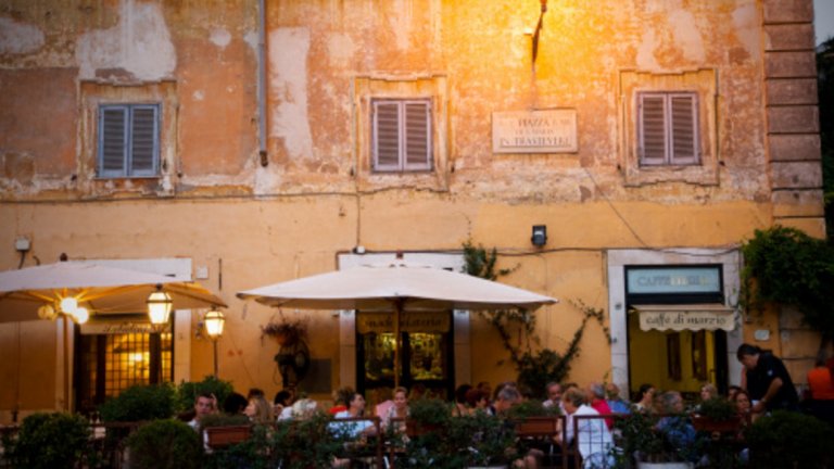 10. Открийте квартал "Траставере" в Рим Когато се уморите да обикаляте из Рим или ви писне от скъпи лошо приготвени яденета около туристическите обекти, идете в Трастевере. Този стар симпатичен квартал е пълен с лъкатушещи улички, мир и спокойствие, евтини места за ядене и шумни групи от младежи нощем.