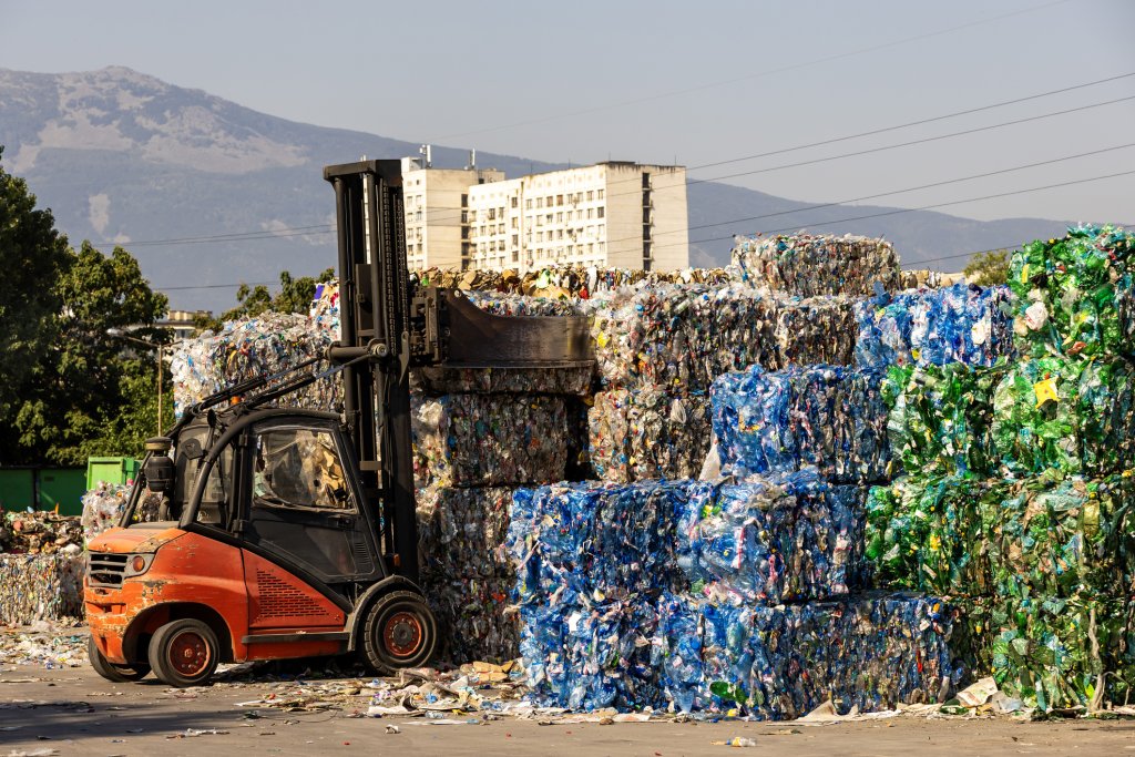 Има ли смисъл да рециклираме? Пътят на една  пластмасова бутилка в България