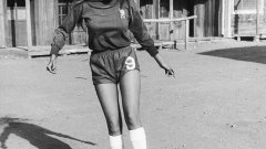 Ракел Уелч през 1972 г. в Аризона с екип на Челси.