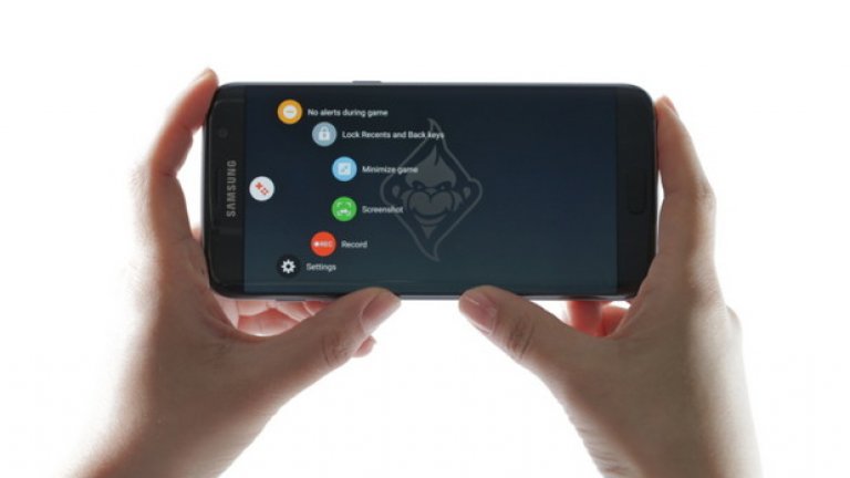 4.Използвайте приложение като Samsung Game Launcher
Game Launcher на практика е опит на Samsung да подобри максимално мобилния гейминг. Приложението, въведено с миналогодишните флагмани Galaxy S7 и S7 Edge, е пълно с полезни функции. С него може да спрете всички известия и аларми докато играете, така че да не ви прекъснат и пречат с досадни обаждания. Може да заключите капацитивните бутони, за да не излезете от играта погрешка. Дори е възможно да правите скрийншотове и да записвате геймплей. Приложението идва предварително заредено още на Note 5, Galaxy A8 и серията Galaxy C, а може да се свали за Galaxy S6, S6 Еdge и S6 Еdge+, както и Galaxy S5, стига да е ъпдейтнат до Android 6.0.
Samsung Game Launcher е ограничен само за телефоните на компанията, но една свободна алтернатива е Games Launcher - Booster & Screen Recorder. Това приложение няма пълния набор от функции на Samsung Game Launcher, но пак е лесен начин за организация на мобилния гейминг. С него може да записвате директно геймплей в реално време, след което да споделяте записите. Интерфейсът е удобен и позволява да премахвате игри направо оттам. Notifications Off е приложение, с което централизирано контролирате какво ви безпокои в даден момент, включително по време на игра. Просто създайте профил и изберете дали да получавате известия, аларми, информация от приложения и др. Накрая, ако ползвате емулатори и държите много ретро игри на мобилното си устройство, може да инсталирате Gamesome. Това е изключително удобна "шапка" за отделните емулатори, която автоматично идентифицира всяка игра, сваля нейната обложка, информация за създателите й, както и чийтове. Така ретро колекцията ви ще бъде подредена и винаги в готовност.