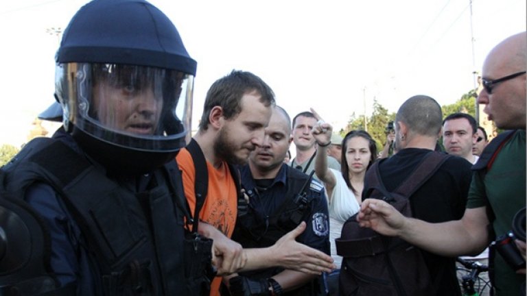 Дива полицейщина срещу зеления протест