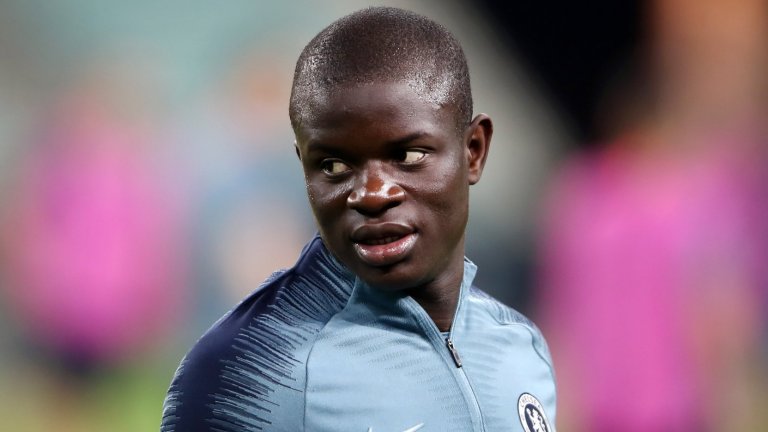 "Той е дребен, той е мил, той спря Лео Меси" - това е част от текста на песента за Канте, която неговите съотборници в националния тим пееха след триумфа на Мондиал 2018. Халфът е обичан от всички, но може би именно сега идва най-тежкият момент в кариерата му