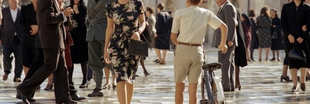 Малена
Голямата популярност на Белучи със сигурност започва през 2000-та с ролята й в Малена на Джузепе Торнаторе. Тя играе една от най-провокативните женски роли в историята на киното - на Мадалена Скордия, с прякор Малена, най-красивата жена в градчето.