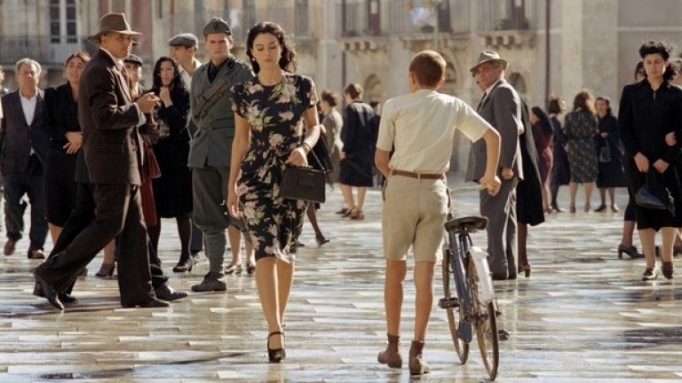 "Малена" (Malena, 2000)

Филмът "Малена" заслужава челното място в класацията. Достатъчно е Моника Белучи да се появи на екрана и получавате секс. Няма значение дали е облечена или не. Всичко в тази жена, дори дрехите, които носи, е еротика. Италия, младежи, прелестна жена, сексуално съзряване и за цвят обичайната католическа вина на италианците - няма какво повече да се каже... Дори думите звучат еротично, какво остава, когато им се придаде визуален образ.
