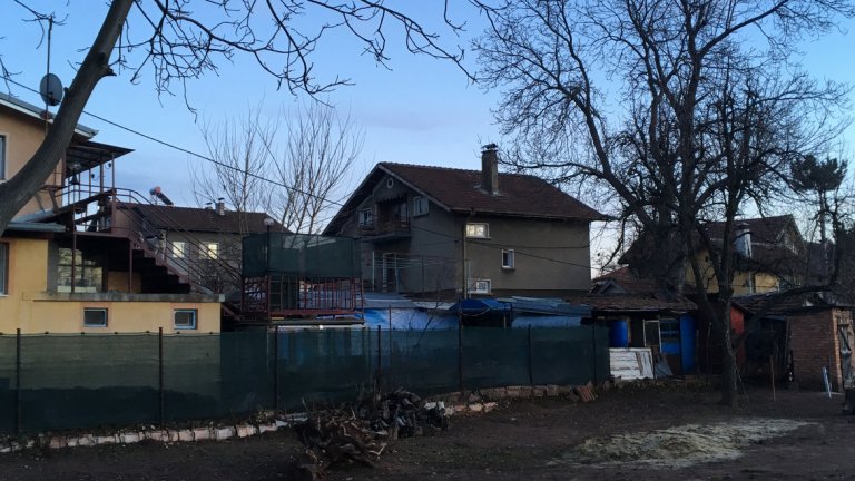Неделчо Юнаков е придобил двуетажната къща с гараж на ул. "Лозянски дол" No. 5 на 19 април 2017 г. заедно с партньорката си Кети Кюхова