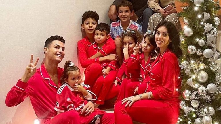 Босият Кристиано събра цялото семейство, Златан показа среден пръст: Коледата на футболните звезди