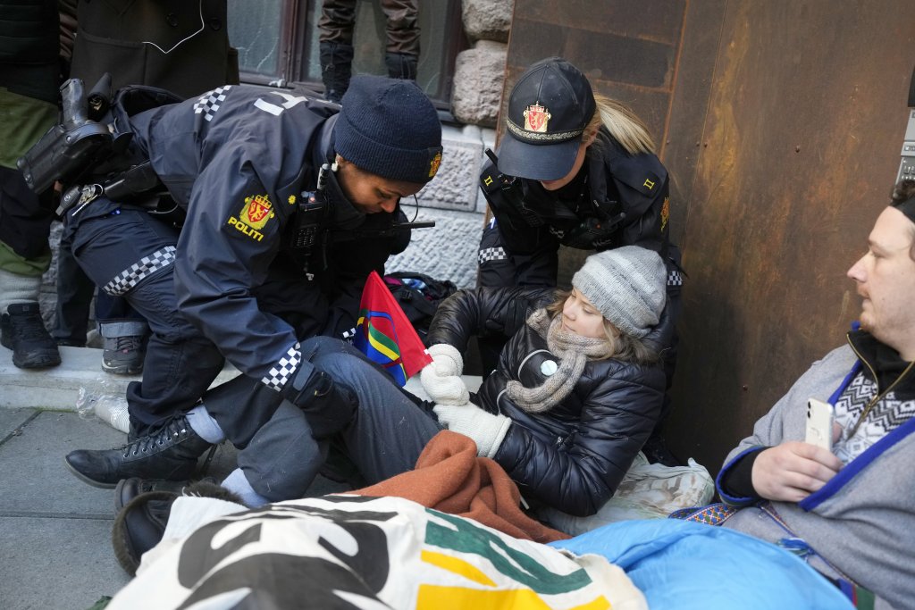 Полицията в Норвегия задържа два пъти Грета Тунберг на протест в Осло (снимки)