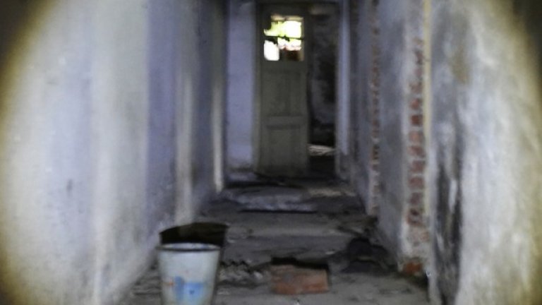 Въздухът в подземието на детската градина е тежък и наситен с миризмата на канал.