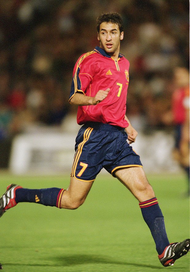 Раул започва кариерата си за националния отбор на Испания през 1995-та година, когато представлява Ла Фурия на Мондиала за младежи до 20 години. 