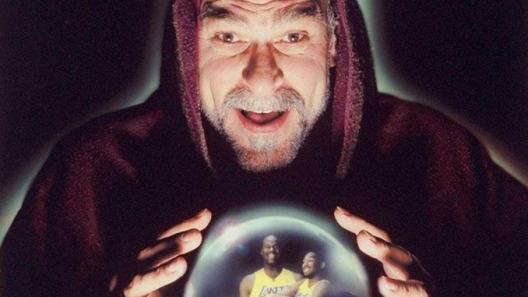 Фил Джексън, 1999 г. В кристалната топка на великия треньор са Кобе и Шак, които по това време бяха звездите на Лейкърс, воден от Джексън.
