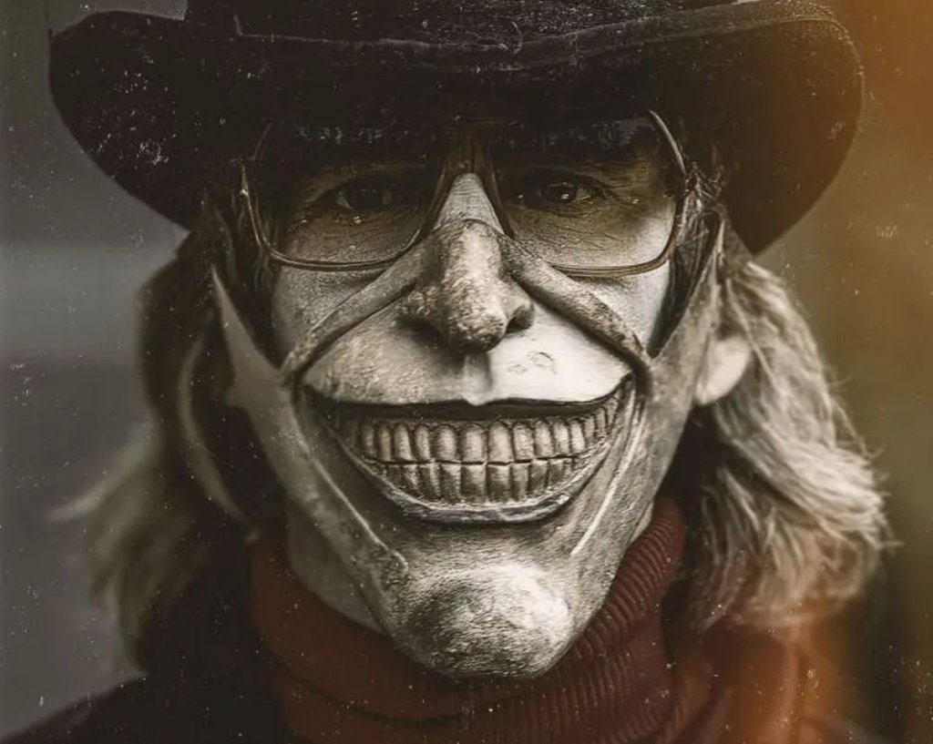 "Черният телефон"
Кога: 28 януари
Къде: кината
Отново хорър, но този път свеж. През 70-те години пет деца изчезват в малък град в щата Колорадо. Не след дълго е отвлечен и младият Фини Шоу, когото неговият похитител (Итън Хоук) затваря в шумоизолирано мазе. Там Фини открива изключен от мрежата телефон, който обаче се оказва необикновен - през него преминават гласовете на вече убитите от похитителя деца, които се опитват да помогнат на момчето да избяга, за да не последва тяхната съдба.