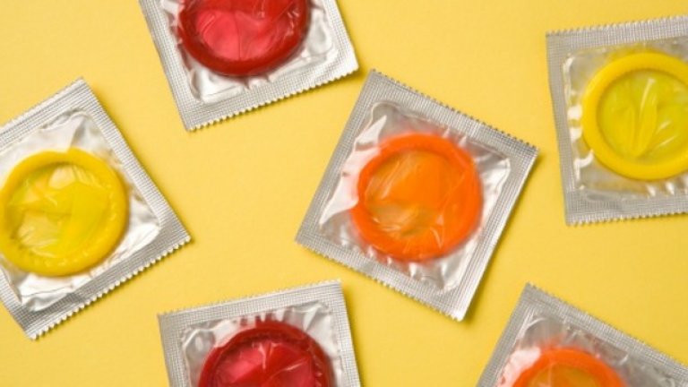 Тестове с ток

Преди презервативът да напусне завода, през него минава през него, за да се  гарантира, че няма дупки. Това, разбира се, е предпазна мярка и гарантира качеството на презерватива. Устройството, което се използва за проверка, е оформено като пенис.