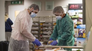 Натурализацията в страната е възможна, но е труден и дълъг процес