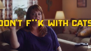 Don't F*** With Cats: Hunting an Internet Killer
В интернет можеш да намериш всичко - от весели картинки на бебета с кученца до черни пазари за оръжие и наркотици - стига да знаеш къде да гледаш. Но има едно неписано правило - не се гавриш с котки. Така че когато през 2010 г. в YouTube се появява видео, на което един младеж брутално убива две малки котета, задушавайки ги във вакуумен плик, много, много хора са ядосани наистина. Част от тези хора решават да обединят усилията си и да издирят този някой посредством следите, които е оставил във видеото. Това се превръща в едно дългогодишно преследване, което може да достигне до най-мрачните дълбини на човешкото съзнание, а убиецът на котките съвсем не е приключил с гаврите - онлайн и офлайн. Историята на тези убийства, включително и на човек, е предадена в 4 епизода, които могат да се гледат в Netflix.