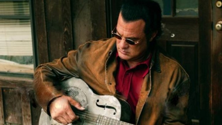 8. Има няколко издадени албума
Сегал е китарист и негови песни са намирали място в някои от филмите му. През 2005-а издава първия си албум - "Песни от кристалната пещера". В него Сегал не се ограничава особено - албумът съдържа поп, кънтри и блус. Следващия му албум - Mojo Priest, излиза година по-късно.