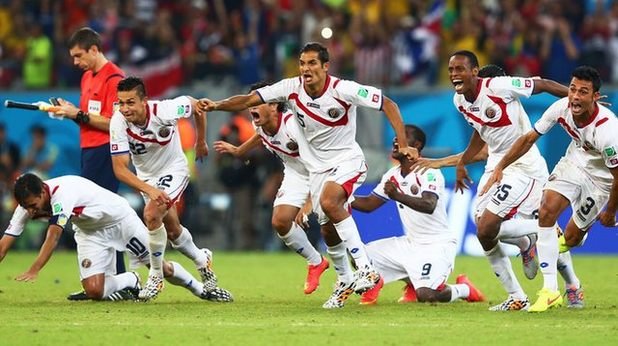 7. Постижението на Коста Рика
Когато бе изтеглена групата на смъртта, никой не обръщаше внимание на отбора на Коста Рика, който бе в компанията на Италия, Англия и Уругвай. Костариканците не само спечелиха потока си, но се класираха за четвъртфиналите.