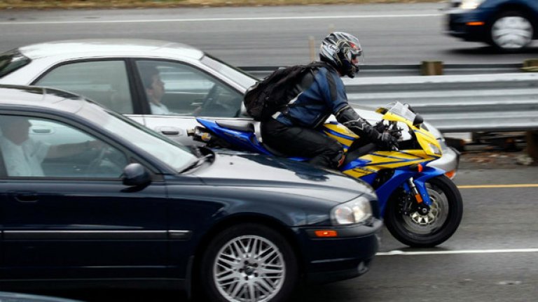 Най-фрапиращият случай е от устройството на околовръстния път при рециденция "Бояна", което е направило четири снимки на мотоциклетист, каращ със 180 км/ч 