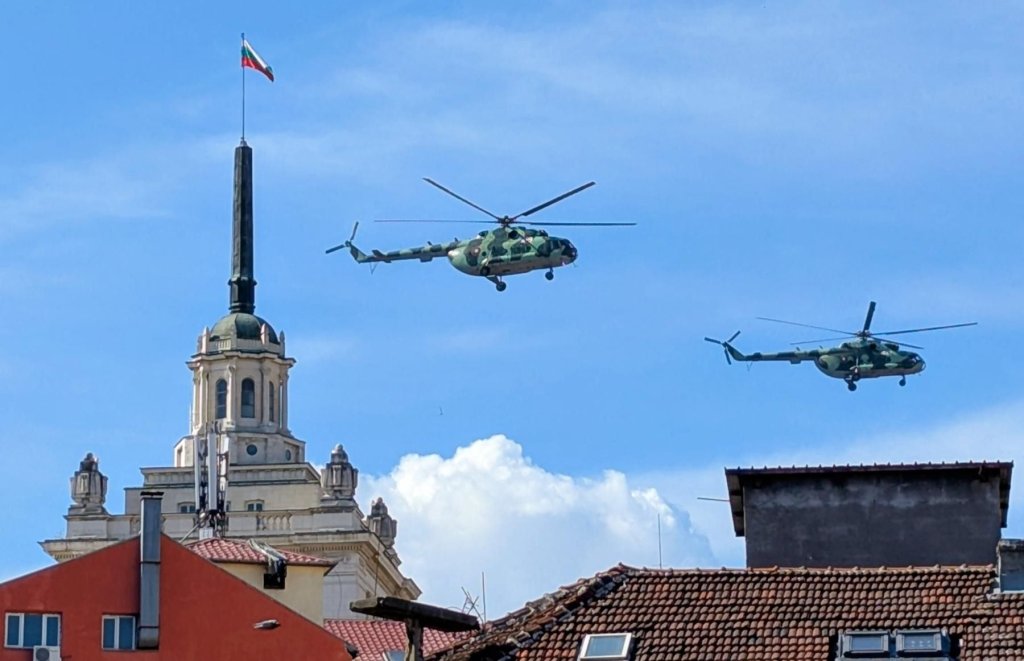Без парад, но с изтребители F-16: България отбеляза Деня на храбростта (снимки)