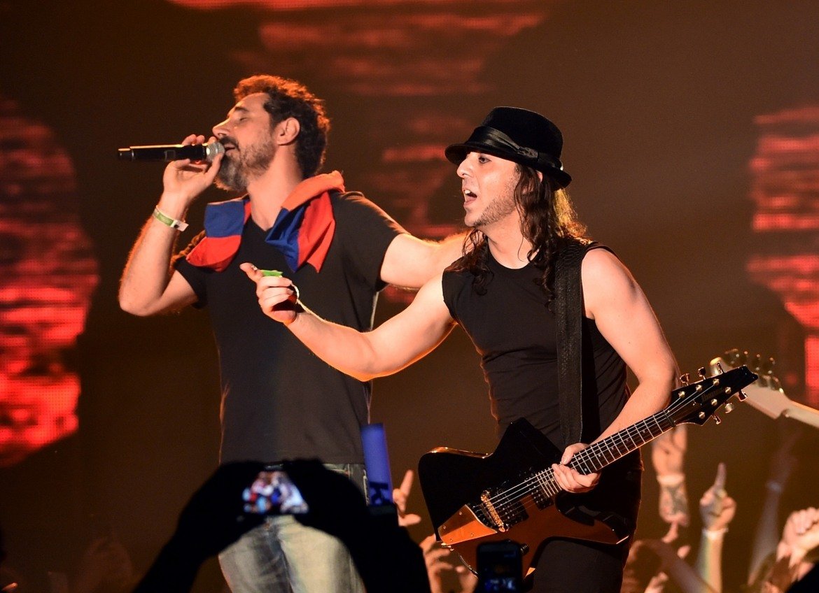 Вече 13 години метъл бандата не успява да запише нов албум. В свое интервю китаристът Дарън Малакян (вдясно) обвини вокалиста Серж Танкян за това.