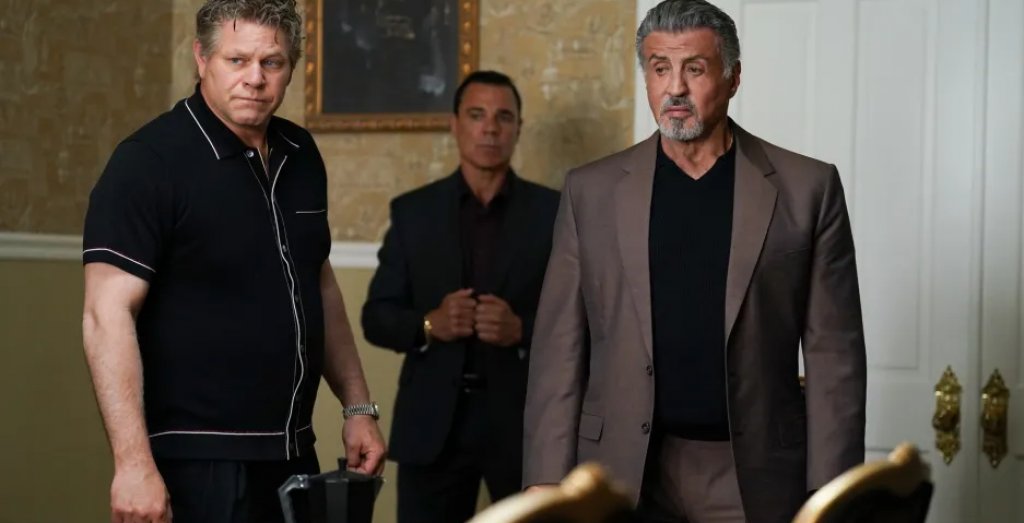 “Кралят на Тълса”, сезон 1 
Кога: всеки понеделник от 6 януари от 22:15 ч.
Къде: по bTV
Поредицата със Силвестър Сталоун в главната роля разказва житейската история на мафиота Дуайт Манфреди. След като е прекарал четвърт век зад решетките, Дуайт най-накрая излиза на свобода. Героят смята, че някогашният му шеф ще го чака с отворени обятия в замяна на това, че не го е издал на властите. Но реалността е друга.
Когато се завръща в родния си град Тълса, бившият мафиот намира нова престъпна мрежа, в която не е добре дошъл. Старият живот на ръба на закона продължава да го влече, но за да се върне към предишния си занаят, Дуайт трябва да започне от нулата. Да си създаде име и да завърже нови “приятелства”, които да подкрепят бизнеса му.