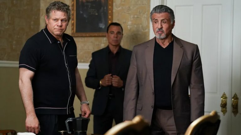 “Кралят на Тълса”, сезон 1 
Кога: всеки понеделник от 6 януари от 22:15 ч.
Къде: по bTV
Поредицата със Силвестър Сталоун в главната роля разказва житейската история на мафиота Дуайт Манфреди. След като е прекарал четвърт век зад решетките, Дуайт най-накрая излиза на свобода. Героят смята, че някогашният му шеф ще го чака с отворени обятия в замяна на това, че не го е издал на властите. Но реалността е друга.
Когато се завръща в родния си град Тълса, бившият мафиот намира нова престъпна мрежа, в която не е добре дошъл. Старият живот на ръба на закона продължава да го влече, но за да се върне към предишния си занаят, Дуайт трябва да започне от нулата. Да си създаде име и да завърже нови “приятелства”, които да подкрепят бизнеса му.