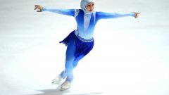 Захра Лари пише историята на фигурното пързаляне в ОАЕ и получава голяма световна подкрепа за това. Тя настоява, че хиджабът не й пречи на изпълненията и просто й топли ушите