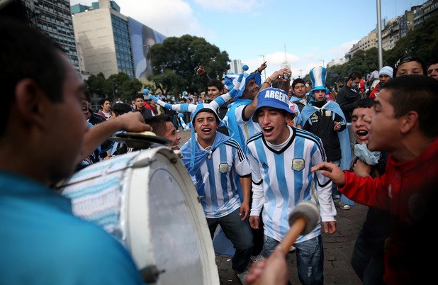 А в Буенос Айрес феновете се събираха от сутринта за мача из площадите.