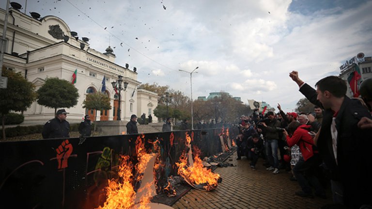 Доволни и недоволни блокираха централните улици на София
