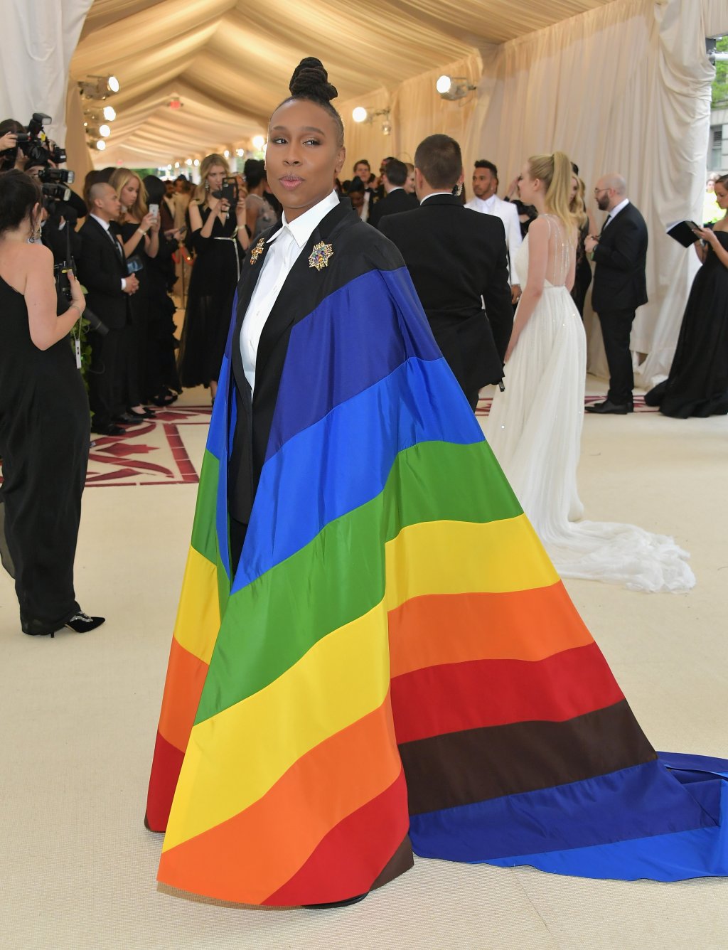 Звездата от телевизията Лина Уайт и защитник правата на LGBT общността, смесва католицизма с многообразието с този тоалет на Каролина Херера. 
