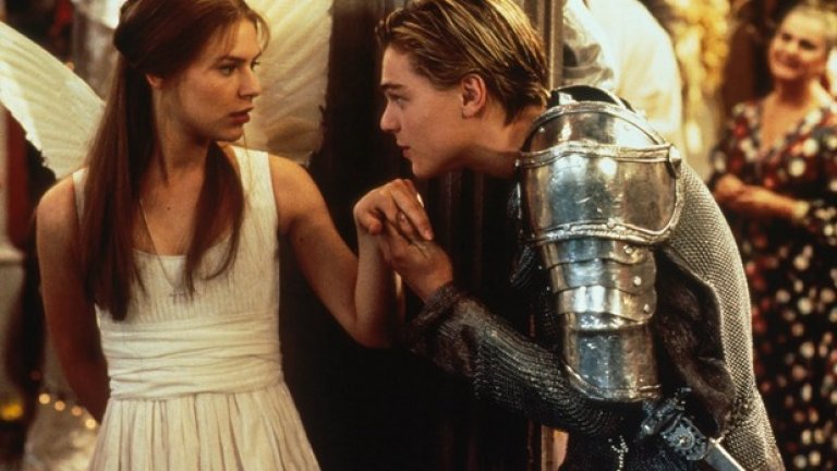 13. "Ромео и Жулиета" (Romeo + Juliet, 1996)
За родените през 80-те години и подрастващи през 90-те, Ди Каприо и Клеър Дейнс бяха най-хубавото нещо, появявало се в киното. Романтичната комедия, режисирана от Баз Лурман, бързо се превърна в задължителен филм за тийновете, не и без помощта на саундтрака си, част от който тогава бяха модерните The cardigans с парчето "Lovefool". Тогава Лео значеше за момиченцата почти толкова, колкото значеха Take That и никой още не подозираше каква слава ще му се стовари на главата с ролята в "Титаник" година по-късно.