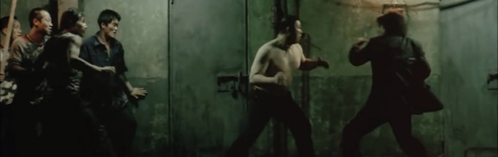 Битката в коридора в "Олдбой" (Oldboy, 2003)
Тази сцена вероятно е най-запомнящата се от така или иначе изключителния корейски трилър на режисьора Пак Чхан Ук. Темата е един срещу много, но за разлика от масовото клане в баптиската църква в  "Kingsman: Тайните служби", в "Олдбой" нашият герой е въоръжен с чук. Сам срещу 50 човека героят яде много бой и на няколко пъти изглежда, че е мъртъв. Но накрая отново се съвзема и боят продължава. Епично.