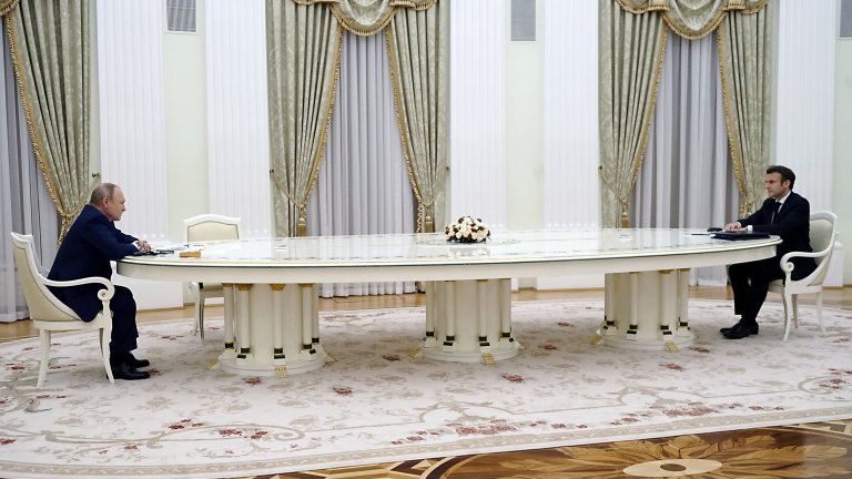 Шестметровата маса от срещата между Путин и Макрон стана повод за множество шеги и коментари