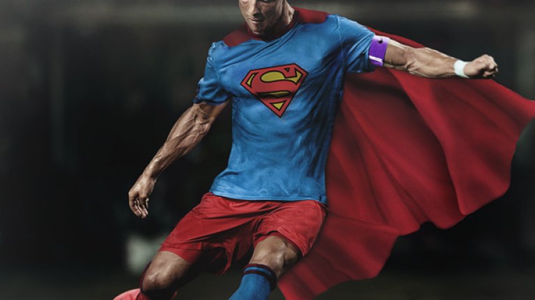 Кристиано Роналдо като Супермен с наметало в цвета на Португалия. Това е неговата година, без съмнение.