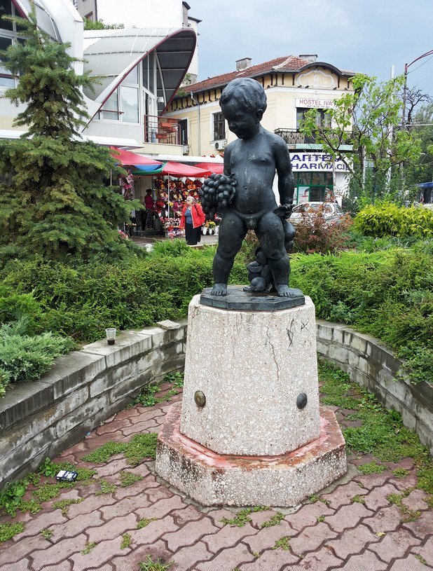 Статуята на момченцето - символ на пазара сега е в самия му край - към булевард "Сливница"