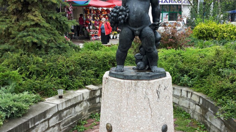 Статуята на момченцето - символ на пазара сега е в самия му край - към булевард "Сливница"