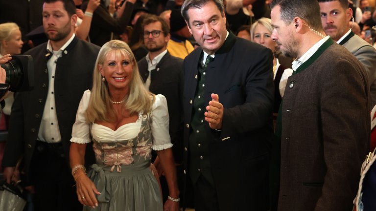 Първият ден на Октоберфест: Тълпи, бира и дъжд (снимки)