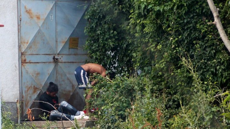 За съжаление, след като се сдобият с нови игли и спринцовки, много от зависимите се сдобиват и с хероин