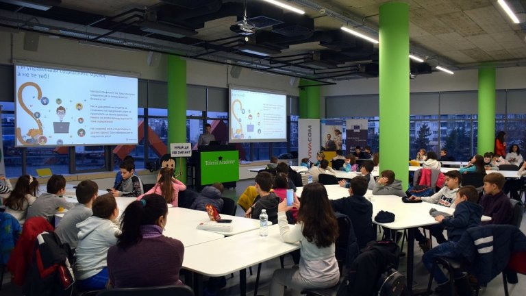 Целта е децата да са наясно с рисковете онлайн