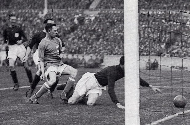 През 1927-а ФА къп напуска Англия, за да поеме към уелската столица Кардиф. "Сините птици" побеждават Арсенал с 1:0, а голът бележи Дан Люис в 74-та минута (на снимката). Кардиф играе още два финала - през 1925-а и през 2008-а, когато губи от Портсмут на Хари Реднап.